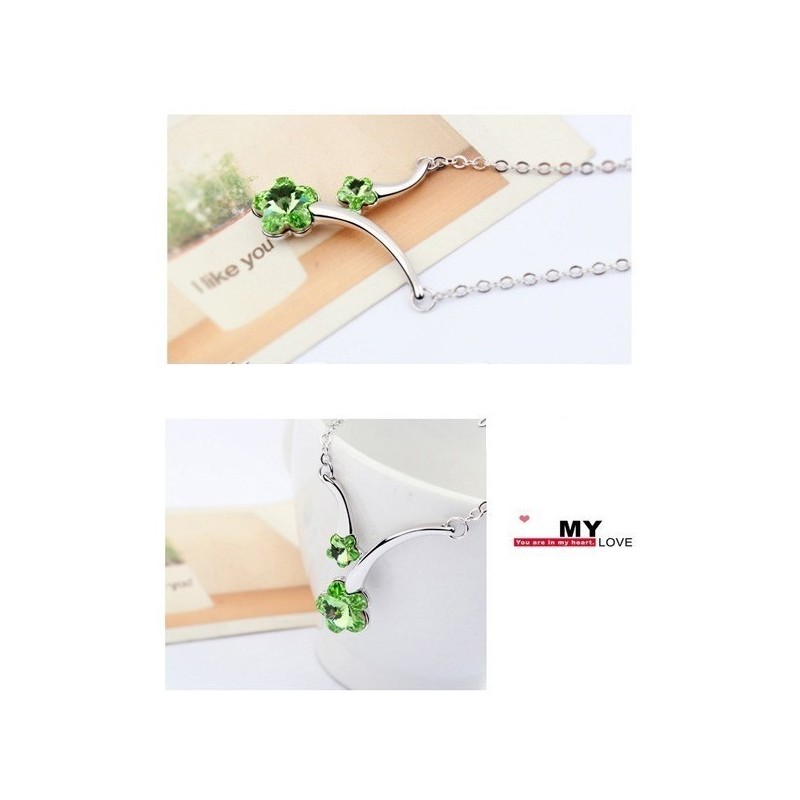 Collier plaqué Or blanc pendant fleur Orné de cristaux SWAROVSKI ELEMENTS Vert - Péridot